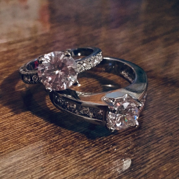 Engagement ring - Picture 4 of 4